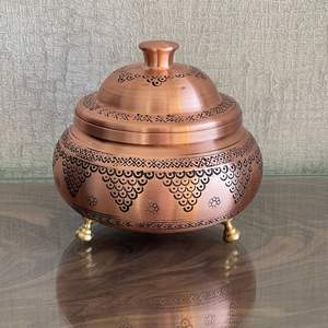 Sucrier décoratif artisanal noir et cuivre, avec piédestal floral artistique, pour bonbons, décoration de table et événements - Product Image 3