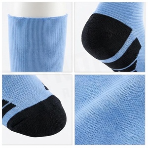 Chaussettes de sport respirantes bleues à motif géométrique pour adultes – Collection Printemps - Product Image 4
