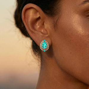Pendientes de Oro Sólido de 18k con Turmalina Paraiba Cultivada en Laboratorio en Forma de Pera, Estilo Minimalista y Hechos a Mano, con Halo de Diamantes - Product Image 2