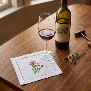 Serviettes de cocktail personnalisées en lin 100% brodé à la main, motif papillons et fleurs, 6*6 pouces, durables, réutilisables, avec ourlet festonné, vente en gros - Product Image 2