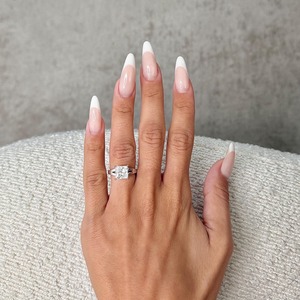 Bague de fiançailles en or massif 14 carats blanc (E) avec diamant de laboratoire taille princesse de 3 carats certifié IGI, solitaire à queue fendue - Product Image 3
