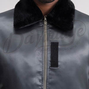 Chaqueta Bomber Gris Satinado para Hombre con Cuello de Piel Sintética, Abrigo de Invierno Estilo Piloto con Cremallera, Bolsillos Utilitarios y Acolchado Cálido - Product Image 4