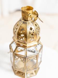 Lanterne en métal de style marocain de luxe finition dorée, idéale pour l'ambiance des restaurants et les décorations festives, provenant d'Inde - Product Image 2