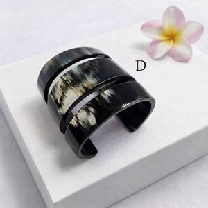 Brazalete de cuerno moderno y ecológico, lacado natural, hecho a mano, disponible en varios estilos individuales - Product Image 2