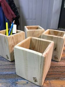 Porte-papeterie en bois contemporain, organiseur de stylos fonctionnel en bois pour étudiants, support élégant pour accessoires d'écriture en bois - Product Image 5