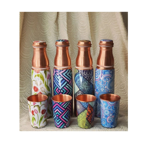 Bouteille en cuivre élégante Fait à la main Récipient ayurvédique écologique pour le bien-être Style de vie Durable pour les adultes - Product Image 5