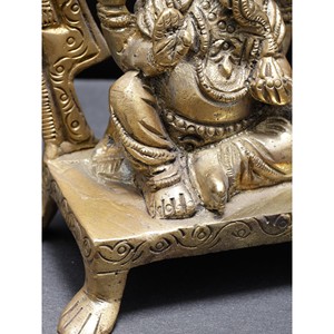 Petite statue en laiton du seigneur Ganesha assis sur une sculpture de bénédiction du trône - Product Image 2