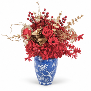 Élégance classique en porcelaine bleue, charme artisanal en soie avec arrangement de fleurs artificielles rouges, roses et hortensias - Product Image 1