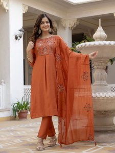 Ensemble Kurti et pantalon en viscose pure de qualité supérieure, style Mango Silk, avec dupatta en soie Maslin brodée |   Vêtements ethniques pour femmes |   Vente en gros - Product Image 5