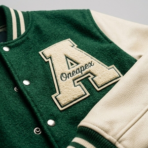 Blouson universitaire vert crème en laine avec manches en cuir, col et poignets en tricot côtelé, fermeture à boutons-pression, logo personnalisé, streetwear, vêtement d'extérieur, manteau pour homme - Product Image 4