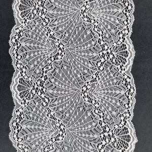 Tela de Encaje Elástico con Diseño Floral y Borde Festoneado de 16.5 cm de Ancho, Ligera y Elástica para Lencería, Vestidos y Decoración Nupcial - Product Image 1