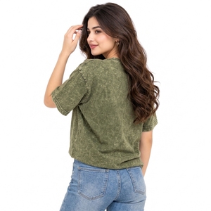 T-shirts en coton doux et respirant, conçus pour femmes, avec un effet délavé, coupe décontractée et style polyvalent pour un usage quotidien décontracté. - Product Image 5