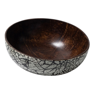 Tazón de cáscara de coco con tallado decorativo, acabado ecológico y superficie pulida para uso en la cocina. - Product Image 1