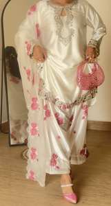 Exportador Mayorista de Ropa India de Calidad Estándar, Traje Farshi de Fiesta para Mujer, Material de Seda Vichitra Pesada, Estilo Moderno - Product Image 2