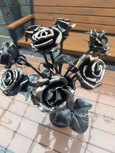 Sculpture de rose en fer forgé, résistante à la rouille, fabriquée à la main – Une pièce décorative élégante pour la maison ou le jardin. - Product Image 3