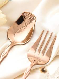 Ensemble de couverts de table d'inspiration urbaine et contemporaine, conçu pour des tables quotidiennes élégantes et des moments de repas décontractés et raffinés. - Product Image 5