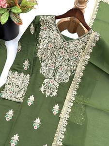 Costume Anarkali en soie vert olive brodé pour femmes, longueur au sol, tenue de mariage indienne traditionnelle, coupe régulière - Product Image 4