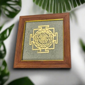 กรอบตกแต่งผนังไพไรต์พร้อมสัญลักษณ์ศรียันทราสีทอง - Product Image 1