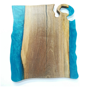 Tabla de servir de madera con veta natural suave y bordes de resina azul, diseño elegante, construcción duradera, perfecta para uso en la cocina. - Product Image 2