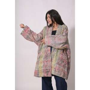 เสื้อแจ็คเก็ตผ้าฝ้ายอินเดีย Kantha ฟรีไซส์ ทำมือ เสื้อโค้ท Kantha แบบเย็บต่อผ้าสไตล์วินเทจ โบโฮ แจ็คเก็ตปะติดปะต่อสำหรับผู้หญิง เสื้อคลุมฤดูหนาวสไตล์โบฮีเมียน - Product Image 3