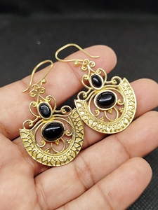 Boucles d'oreilles créoles en laiton sculpté à la main avec onyx noir véritable - Product Image 6