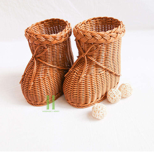 Panier tressé en rotin en forme de botte de Noël du Père Noël, organisateur de rangement pour cadeaux de fêtes, décoration de table en osier pour Noël - Product Image 1