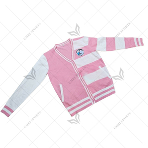 Cardigan en tricot à manches longues pour femme, bleu clair rayé, col en V, avec boutons et patch logo, style universitaire. - Product Image 2