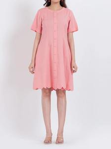 เดรสผ้าฝ้ายทอทรงเอไลน์สีชมพูสำหรับผู้หญิง คุณภาพส่งออก ติดกระดุม ชายกระโปรงตรง ระบายอากาศได้ดี เป็นมิตรกับสิ่งแวดล้อม ดีไซน์เก๋ไก๋สำหรับฤดูร้อน - Product Image 6