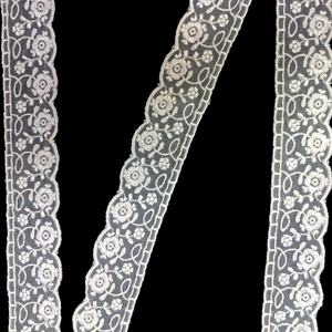 Ruban de dentelle en organza floral blanc de qualité supérieure pour la vente en gros - Ruban brodé en nylon avec bord festonné pour mariages et couture - Product Image 1