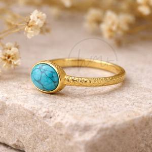 Belle bague en pierre howlite turquoise, bande texturée plaquée or, bague minimaliste en laiton faite à la main pour femmes - Product Image 2