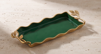 Plateau rectangulaire artisanal en métal émaillé vert avec poignées sculptées en feuillage doré, idéal pour la présentation de plats sur table