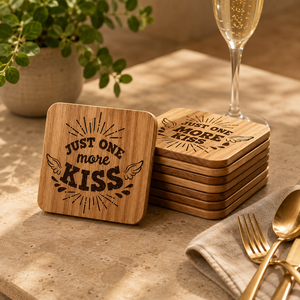 Posavasos de Madera con Corte Láser 'Just One More Kiss', Base para Bebidas Grabada en Madera Maciza, Regalo Romántico, Protección de Mesa, Decoración del Hogar - Product Image 1
