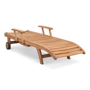 Le transat en teck Sunzo Hampton présente un design à lattes et est équipé d'un plateau latéral extractible. - Product Image 2