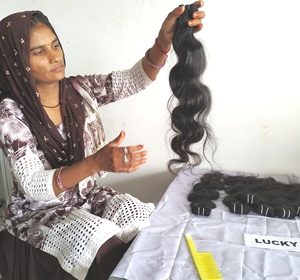 ผลิตและขายส่งผมแท้จากวัดในอินเดีย แบบมัดเป็นช่อ ลอนธรรมชาติ แบบดับเบิ้ลดรอน สำหรับต่อผม สีดำ - Product Image 5