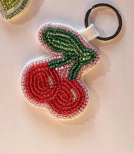 Porte-clés artisanal en verre brun foncé de style classique, orné de plumes et de flèches, accessoire fait main, écologique et imperméable - Product Image 4