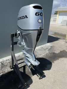 Listo para enviar: Motor fueraborda EFI de 4 tiempos y 60 CV, eje de 20 pulgadas, modelo 2013, el más vendido, con 308 horas y aparejos. - Product Image 2