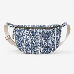 Sac banane bandoulière matelassé en coton bleu paysage pour femme, réglable, fait main, imprimé au bloc, écologique - Product Image 1