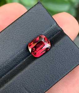 Pierre précieuse naturelle de grenat rhodolite rouge taille coussin 2,00 carats, certifiée par un tiers, origine Rajasthan, pour la fabrication de bijoux, vente en gros - Product Image 3