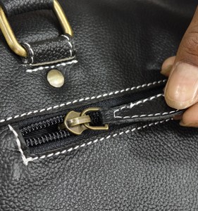 Bolsa de Viaje de Cuero Genuino 100% de Lujo, Nueva Colección 2026, con Diseño Floral y Detalles a Cuadros, en Color Negro y Marrón, Diseño Duradero - Product Image 5