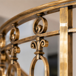 Ovale Messing-Geländerbalustrade mit gewölbten vertikalen Stangen und kreisförmigen Akzenten für Luxushotels und Villen - Product Image 4