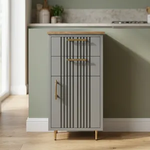 Meuble de salle de bain gris moderne avec panneaux frontaux cannelés, poignées en bois, rangement compact, autoportant avec 2 tiroirs et 1 porte - Product Image 1