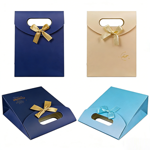 Bolsas de regalo de papel kraft de lujo con logotipo personalizado, negras, con asa troquelada, para embalaje de compras, perfumes, máscara de pestañas y productos de belleza. - Product Image 3