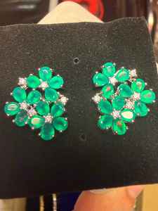 Boucles d'oreilles clous florales en spinelle émeraude et moissanite, dos en argent sterling 925, bijoux fins de luxe pour femme - Product Image 5