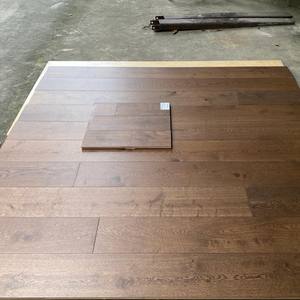 Planche de parquet contrecollé en chêne blanc à 2 couches, 6 po x 3/8 po (10/3 mm x 24-75 po), avec rainures et languettes, finition Noyer Brun Caractère-Naturel - Product Image 6