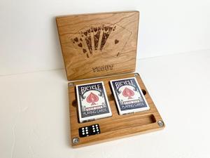 Caja de almacenamiento de cartas de madera hecha a mano con cartas de juego y dados grabados, diseño rectangular de madera maciza para uso en mesa. - Product Image 1