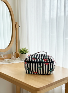 กระเป๋าเดินทางผ้าฝ้ายเย็บมือลายวินเทจพร้อมซิปปิด-ลายดอกไม้  รักษาสิ่งแวดล้อม กันน้ำ สำหรับเก็บเครื่องสำอาง - Product Image 2