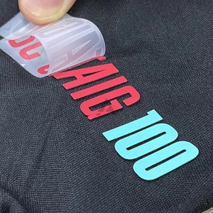 Autocollant en silicone thermocollé de haute qualité, étiquette 3D pour vêtements, logo en caoutchouc de silicone, fourniture d'usine - Product Image 3