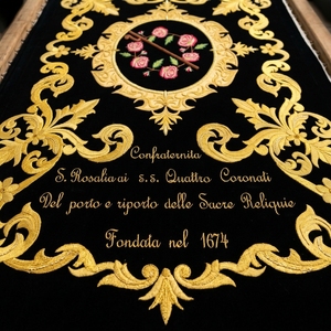 Estandarte Religioso de Terciopelo de Lujo con Detalles Bordados a Mano - Product Image 1