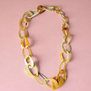 Collier à maillons épais en corne de buffle polie, dégradé brun naturel, bijou statement fait main en corne de buffle naturelle. - Product Image 2