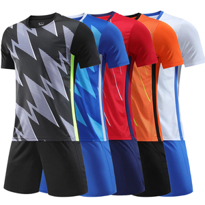เสื้อฟุตบอลสั่งทำขายส่งสำหรับผู้ชาย ชุดยูนิฟอร์มทีมแบบกำหนดเอง น้ำหนักเบา ระบายอากาศได้ดี ชุดกีฬา OEM - Product Image 2